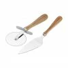 Andrea House Accessoires pour pizza argentés avec manche en bois Belli, 2 élém., larg. 32 x haut. 4 cm 1 Andrea House Accessoires pour pizza argentés avec manche en bois Belli, 2 élém., larg. 32 x haut. 4 cm -Cuisine Soldes 2022 Accessoires pour pizza argentes avec manche en bois Belli 2 elem