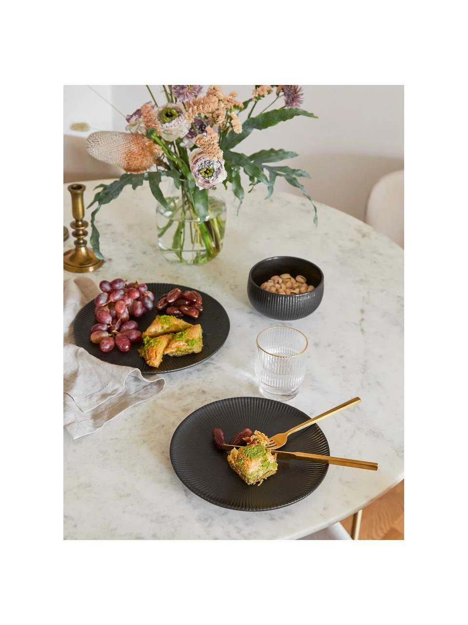 Bloomingville Assiette plate noire design Neri, Ø 29 cm 4 Bloomingville Assiette plate noire design Neri, Ø 29 cm – Image 2