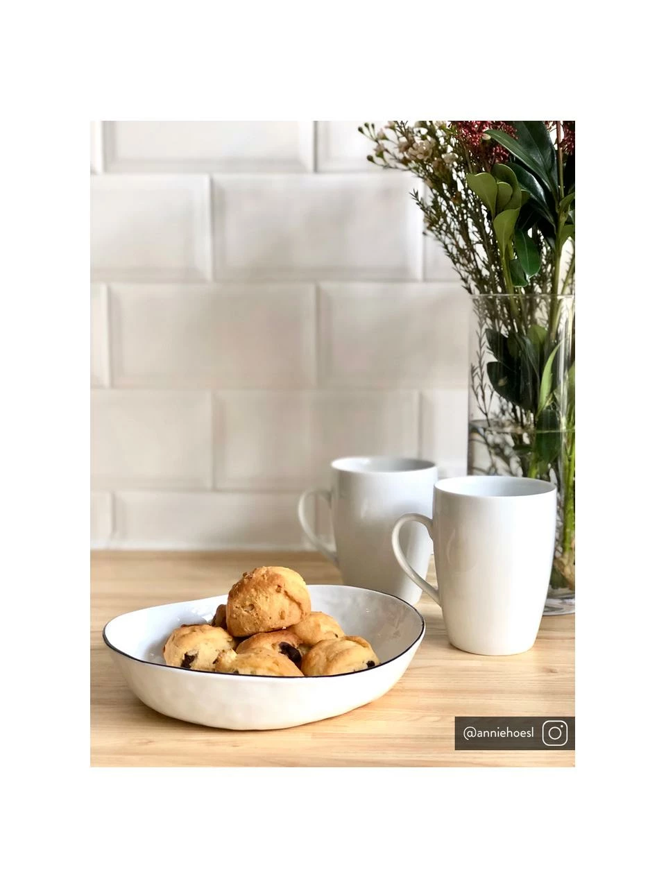 Broste Copenhagen Bol en porcelaine avec bord noir, fait main Salt, 2 pièces, Ø 20 cm, Ø 20 x haut. 4 cm 4 Broste Copenhagen Bol en porcelaine avec bord noir, fait main Salt, 2 pièces, Ø 20 cm, Ø 20 x haut. 4 cm – Image 2