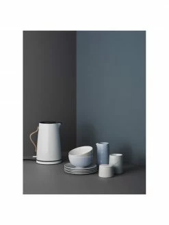 Stelton Bouilloire blanche bleutée Emma, 1,2 lSeulement 1 produit disponible 9 Stelton Bouilloire blanche bleutée Emma, 1,2 lSeulement 1 produit disponible -Cuisine Soldes 2022 Bouilloire blanche bleutee Emma 3