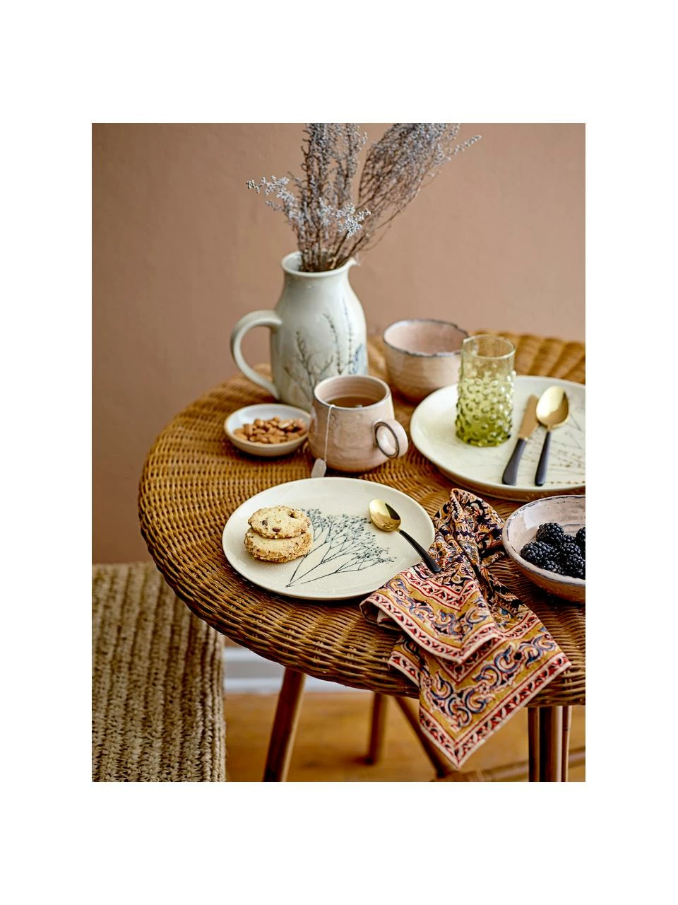 Bloomingville Carafe rustique grès faite main Bea,1.5 L, Ø 12 x haut. 20 cm 7 Bloomingville Carafe rustique grès faite main Bea,1.5 L, Ø 12 x haut. 20 cm – Image 5