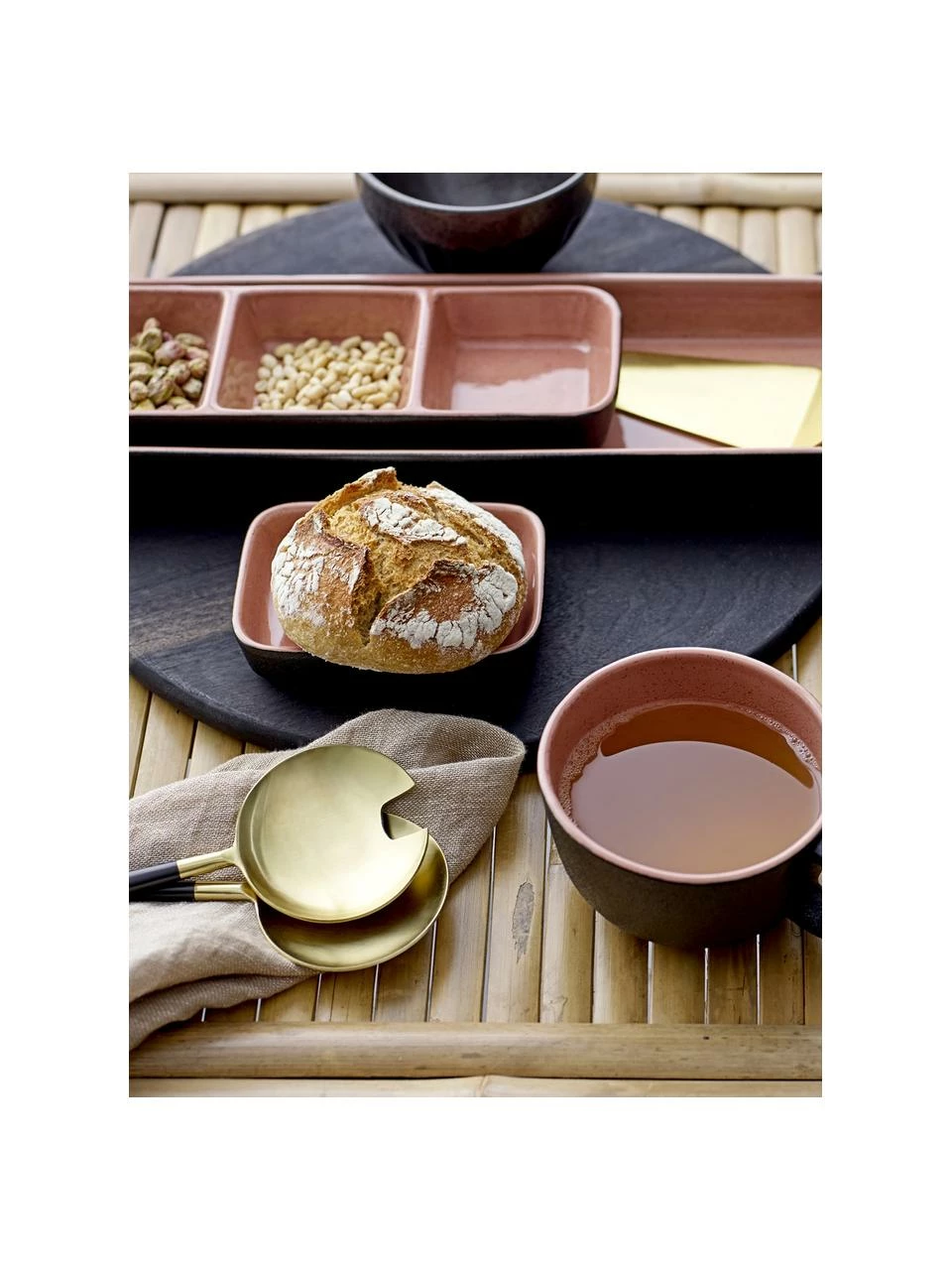 Bloomingville Couverts à salade dorés avec manche noire Amine, 2 élém., long. 27 cm 4 Bloomingville Couverts à salade dorés avec manche noire Amine, 2 élém., long. 27 cm – Image 2