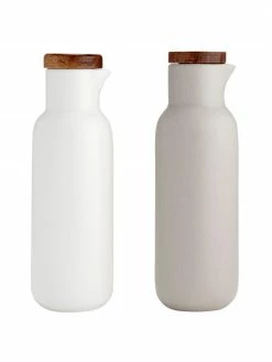 Ladelle Distributeurs pour vinaigre et huile en porcelaine avec plateau en bois d'acacia Essentials, 2 élém., Ø 6 x haut. 18 cm