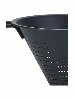 Passoire en acier inoxydable noir Reina, long. 16 cmDisponibilité limitée -Cuisine Soldes 2022 Passoire en acier inoxydable noir Reina 2