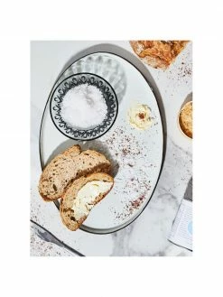 Broste Copenhagen Plat de service porcelaine fait main avec bord noir Salt, 20 x 30&nbsp;cm, larg. 20 x long. 30 cm -Cuisine Soldes 2022 Plat de service porcelaine fait main avec bord noir Salt 20 x 30 cm 4