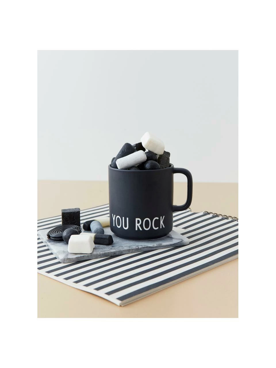 Design Letters Tasse à café design en porcelaine noire Favourite avec lettrage YOU ROCK, Ø 10 x haut. 9 cm, 250 ml 4 Design Letters Tasse à café design en porcelaine noire Favourite avec lettrage YOU ROCK, Ø 10 x haut. 9 cm, 250 ml – Image 2