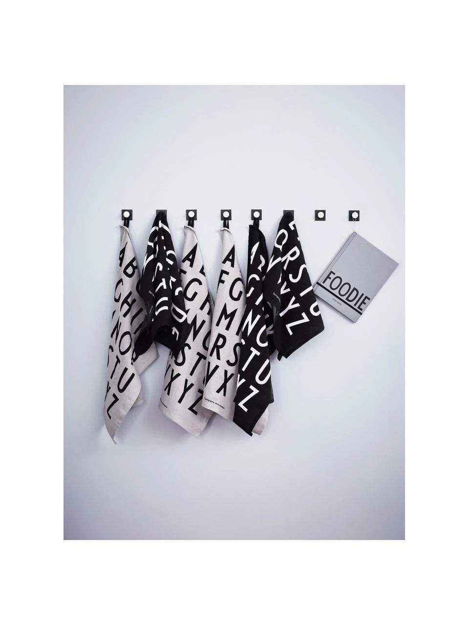 Design Letters Torchon en coton avec abécédaire Classic, 2 pièces, larg. 40 x long. 60 cm 4 Design Letters Torchon en coton avec abécédaire Classic, 2 pièces, larg. 40 x long. 60 cm – Image 2